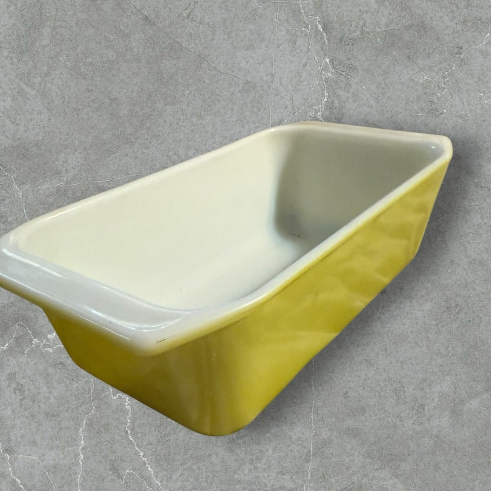 Vintage Pyrex Yellow Milk Glass Loaf Pan 8.5” x 4.5” x 2.5” Ovenware #913 USA